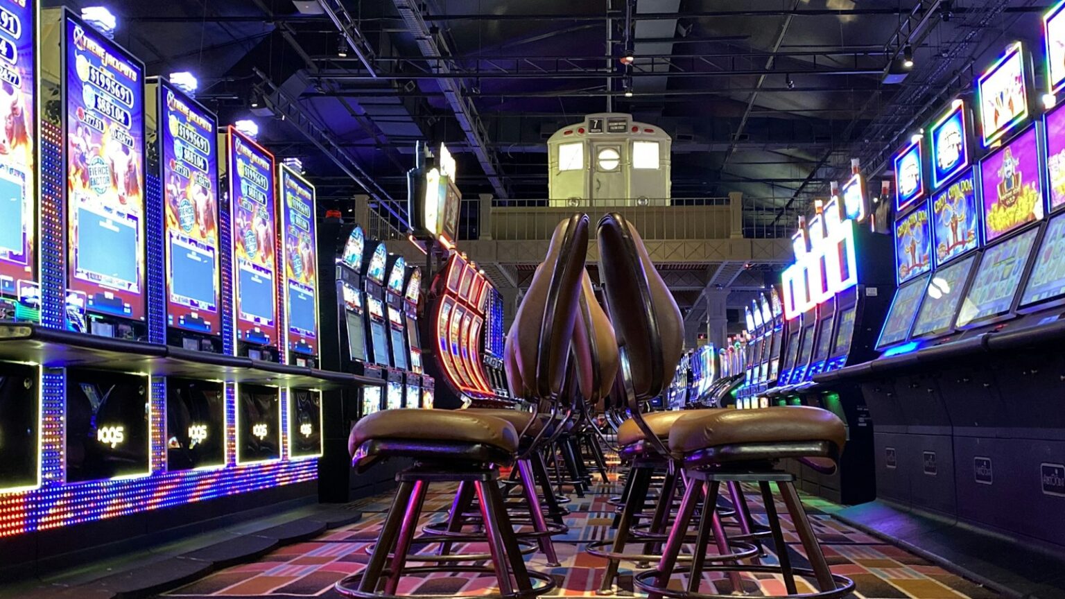 Bàn chơi casino trực tuyến đại diện cho tiêu chuẩn lựa chọn nhà cái uy tín nhất (Photo by erica minor on Unsplash)